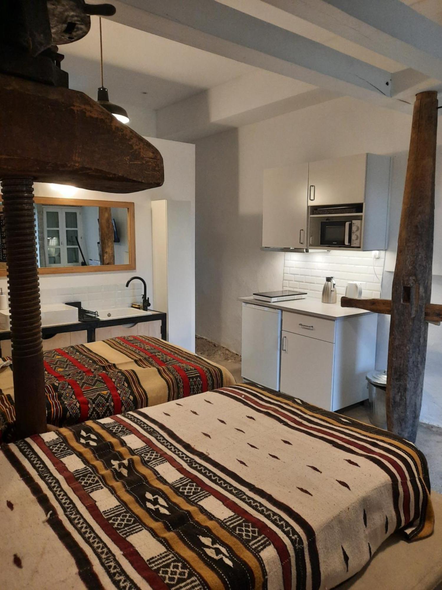 Dormir Au Pressoir Montagnieu  Exteriör bild